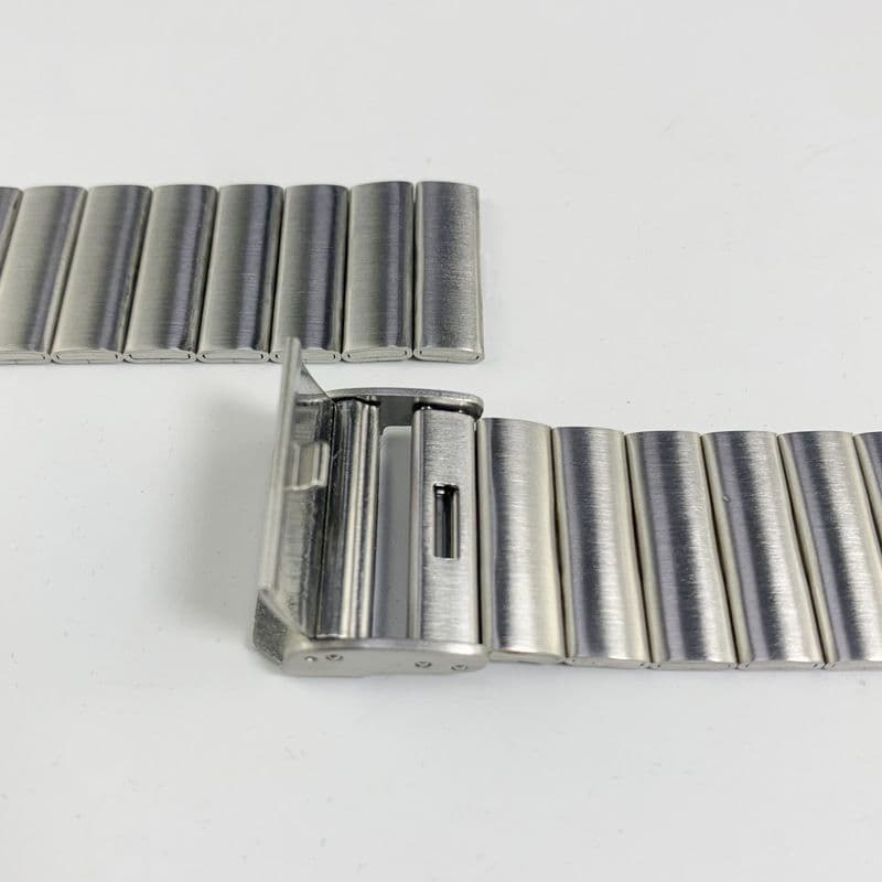 アップルウォッチバンド 高級感漂うチタン製三連メタルバンド